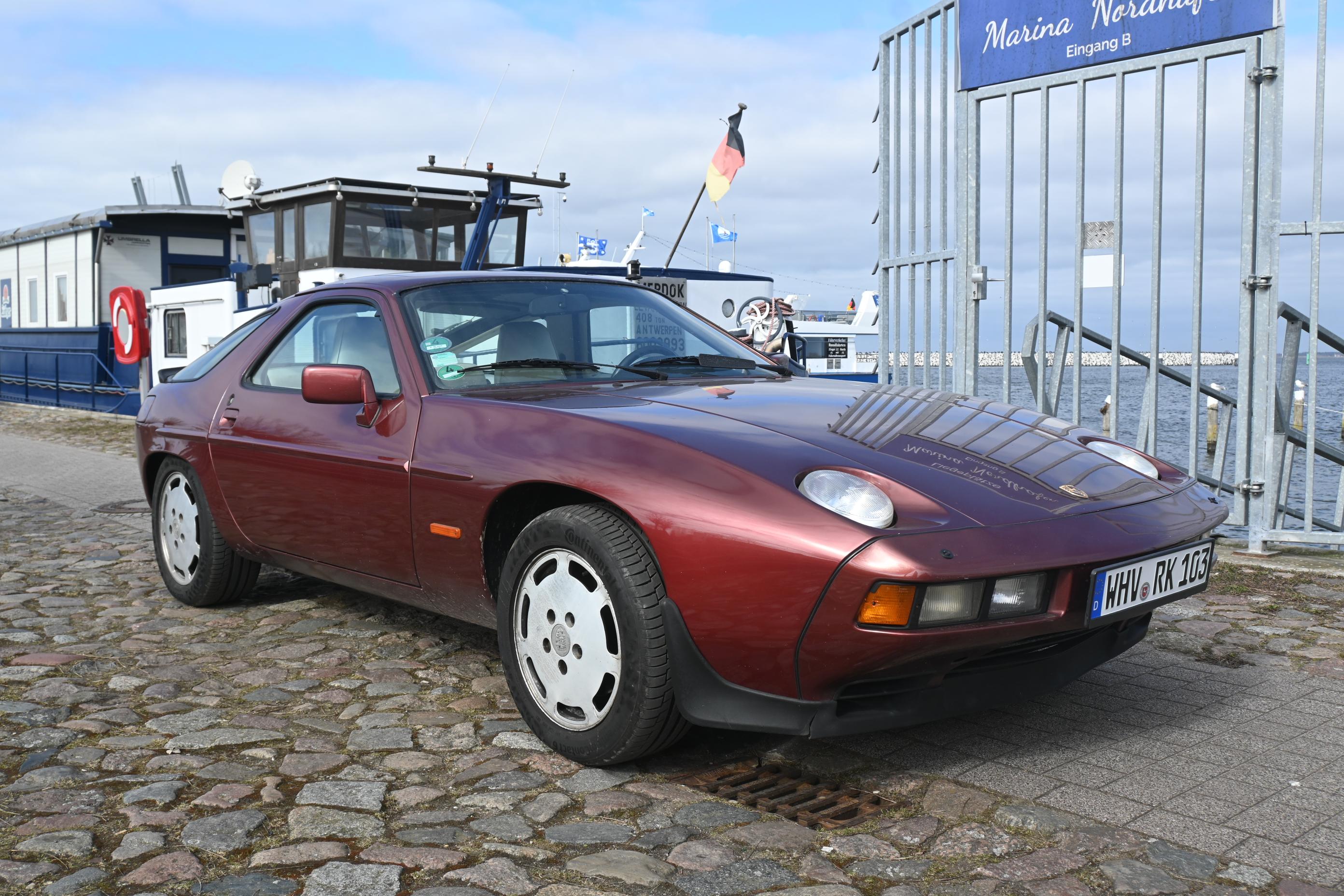 Porsche 928 — MOVIECAR